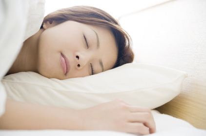 寝ている女性
